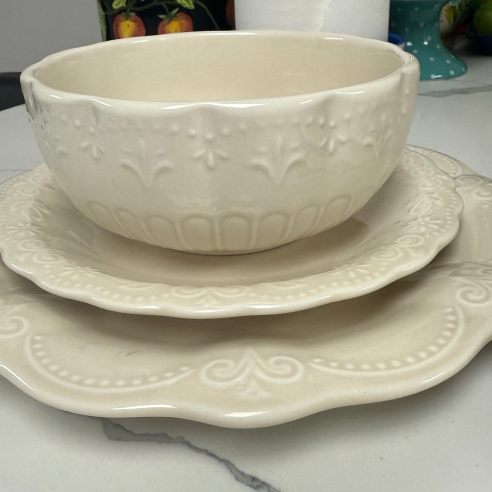 The Pioneer Woman Cream Dinnerware Set